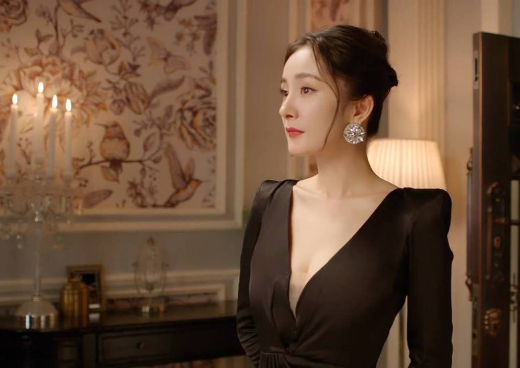 女神杨幂上下开胸春光失守大晒诱人身材