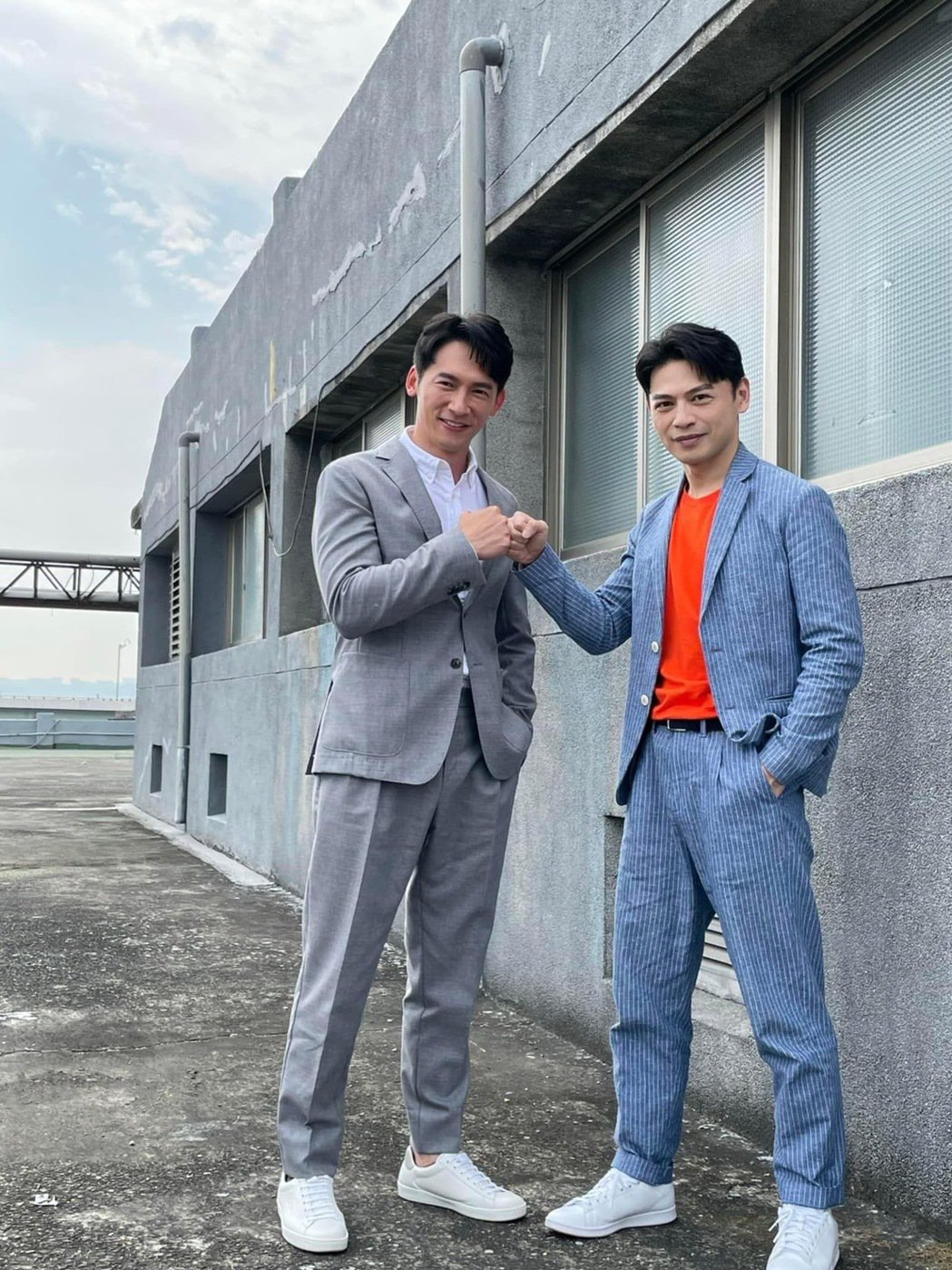 温升豪同框「圈内双胞胎兄弟」同款动作网笑疯：太像
