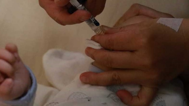 未满1岁女婴全身狂冒水痘、高烧不退母也中奖，罪魁祸首竟是爸爸长皮蛇