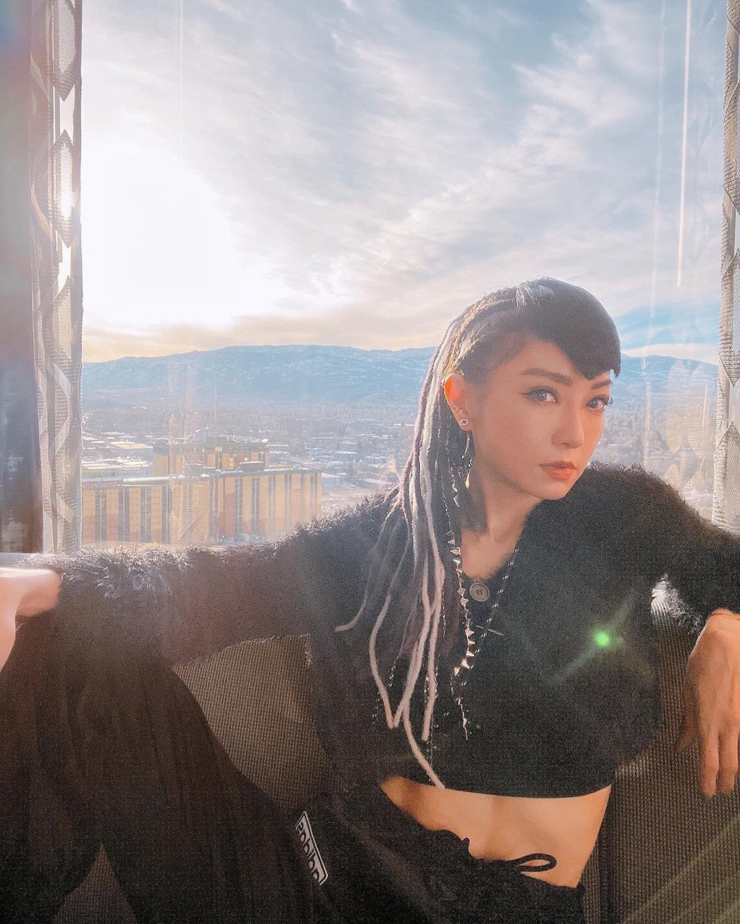 谢金燕遇60岁阿姨贴车直喊「夭寿啊」开窗关心歪腰了