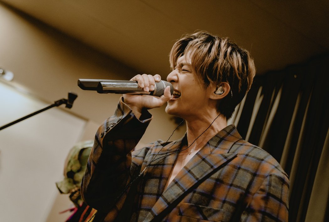 炎亚纶国小同学竟是知名乐团成员练团相认：怎么是你