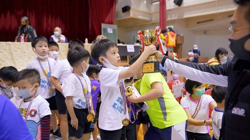 双胞胎儿子参加体操比赛，妈妈从头到尾陪训练！