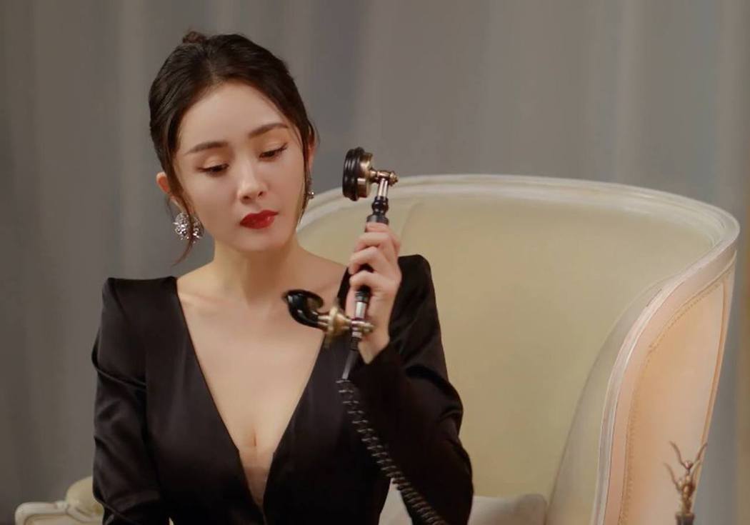 女神杨幂上下开胸春光失守大晒诱人身材