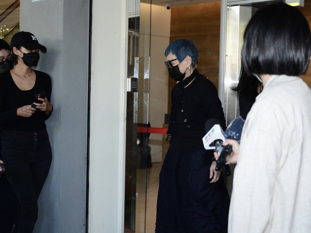 疾速风云顾宝明女儿奔灵堂张小燕面容哀戚送老友