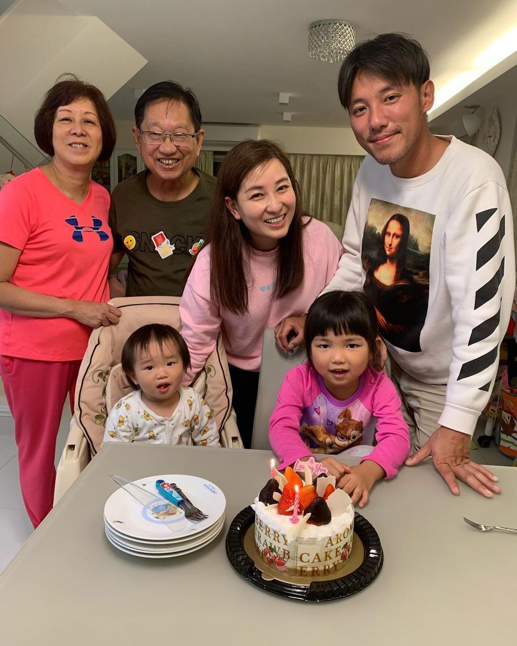 女优爸「隔离第六天身亡」泪崩挺孕肚送别父亲：心像穿了个大洞