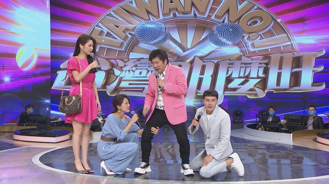 即兴短剧擦枪走火！女星差点摸上综艺大哥「重要部位」