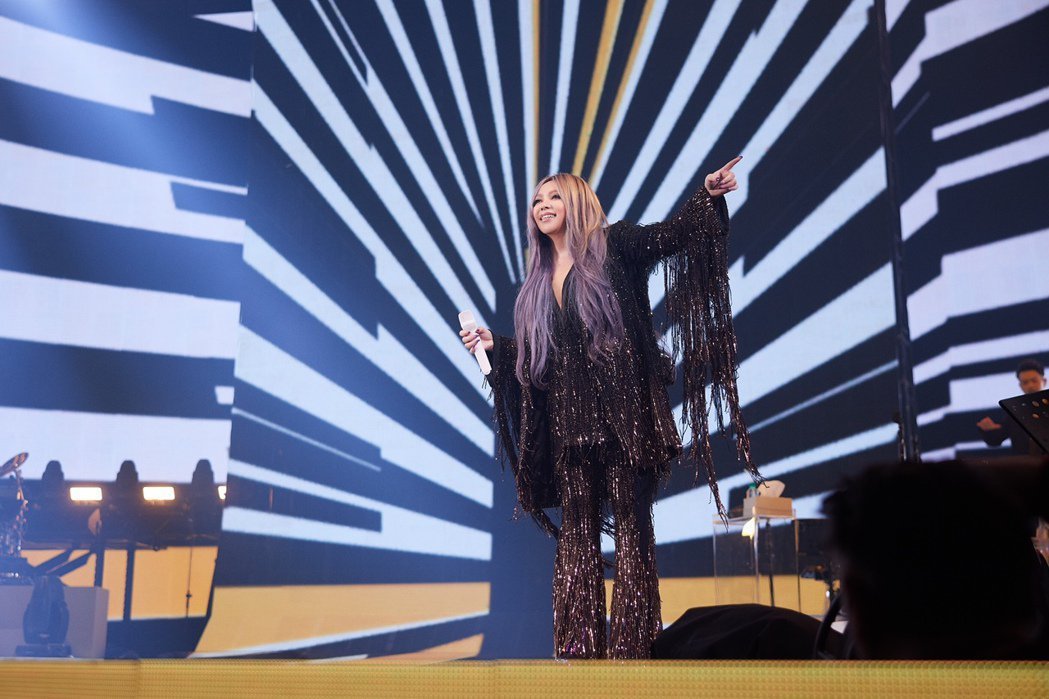 开唱前传确诊足迹、烧15万防疫aMEI开唱前喷泪