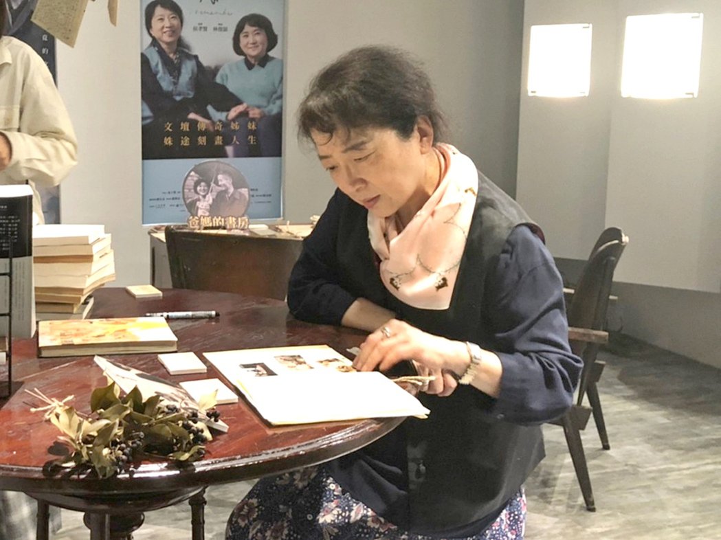 全家像野战医院？照护老残街猫朱天文用护理垫拼贴