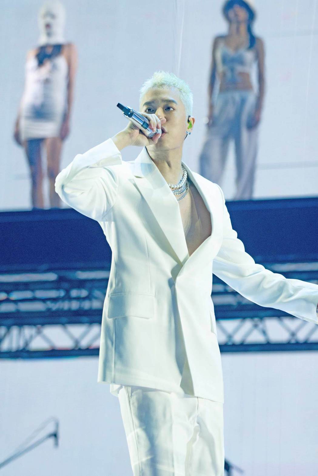 周汤豪首轰蛋出事了！歌迷嗨到脱胸罩…全场尖叫