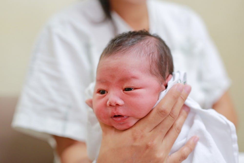 2月男婴趴睡又溢奶，保母照顾3天身亡！拍完嗝要注意婴儿睡眠，19个预防猝死