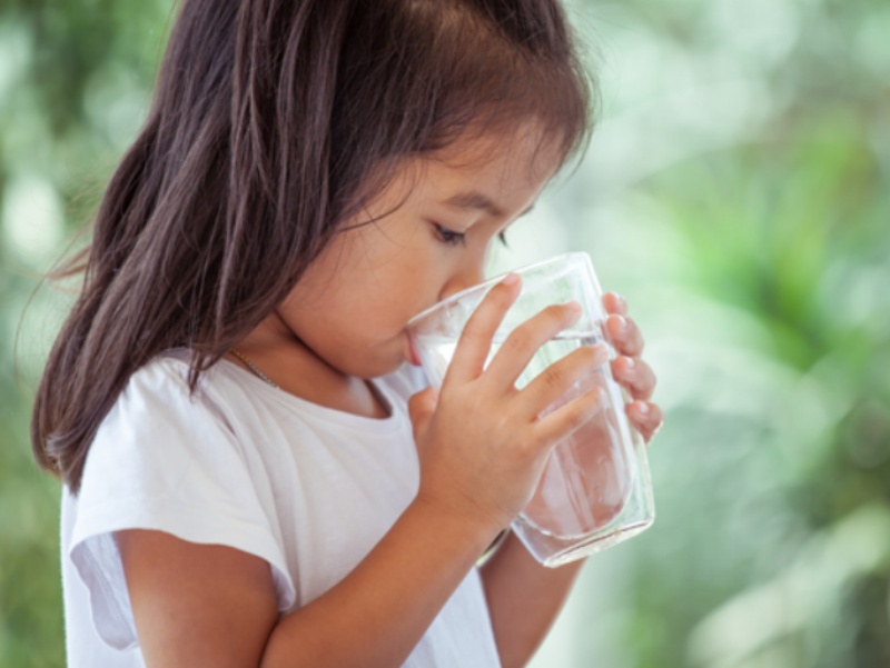 孩子的水壶就算只装水也要「刷洗」，只用水冲小心生物膜影响健康！