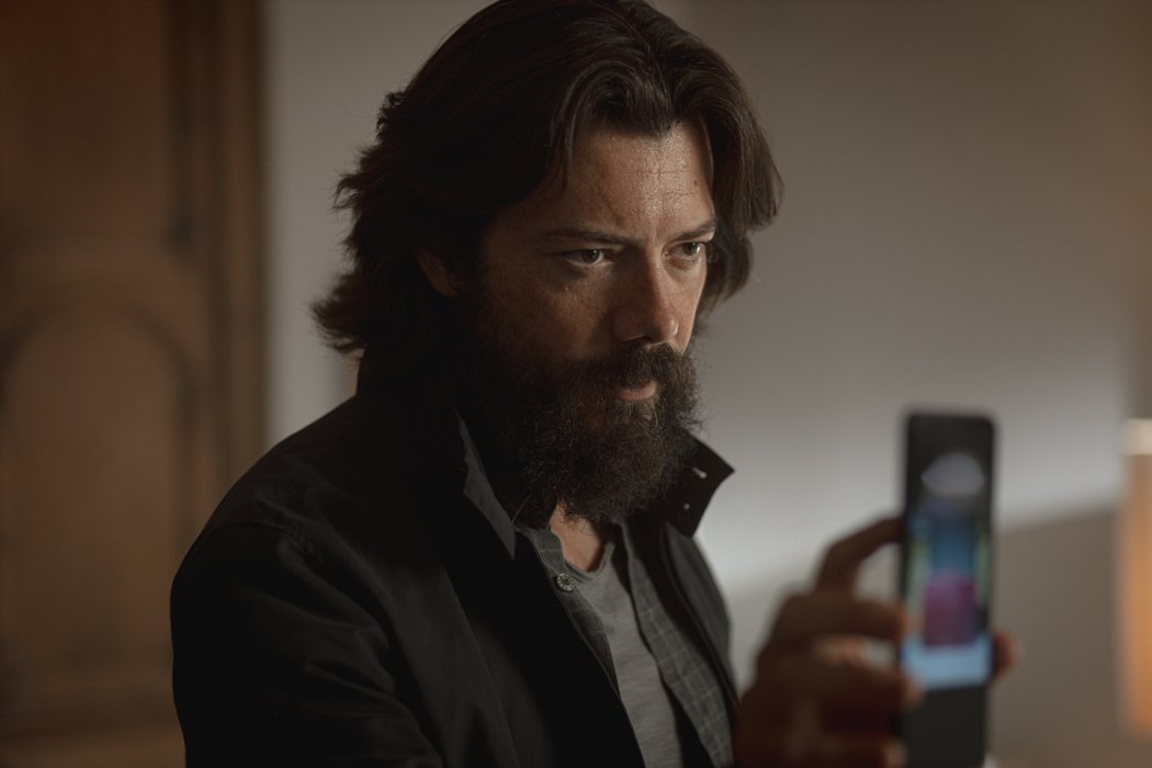 「纸房子」教授西班牙新片《遗尸物》变身颓废大叔