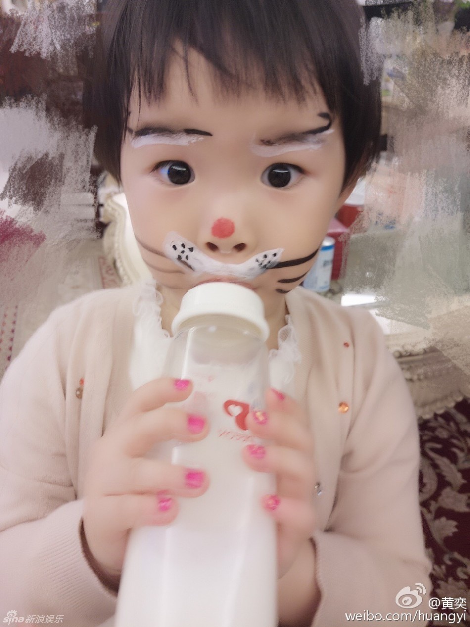 5月1日，黄奕晒出和女儿过劳动节的温馨照。黄奕为女儿女儿画花脸小猫咪和涂指甲油，母女俩亲密倚靠超温馨。