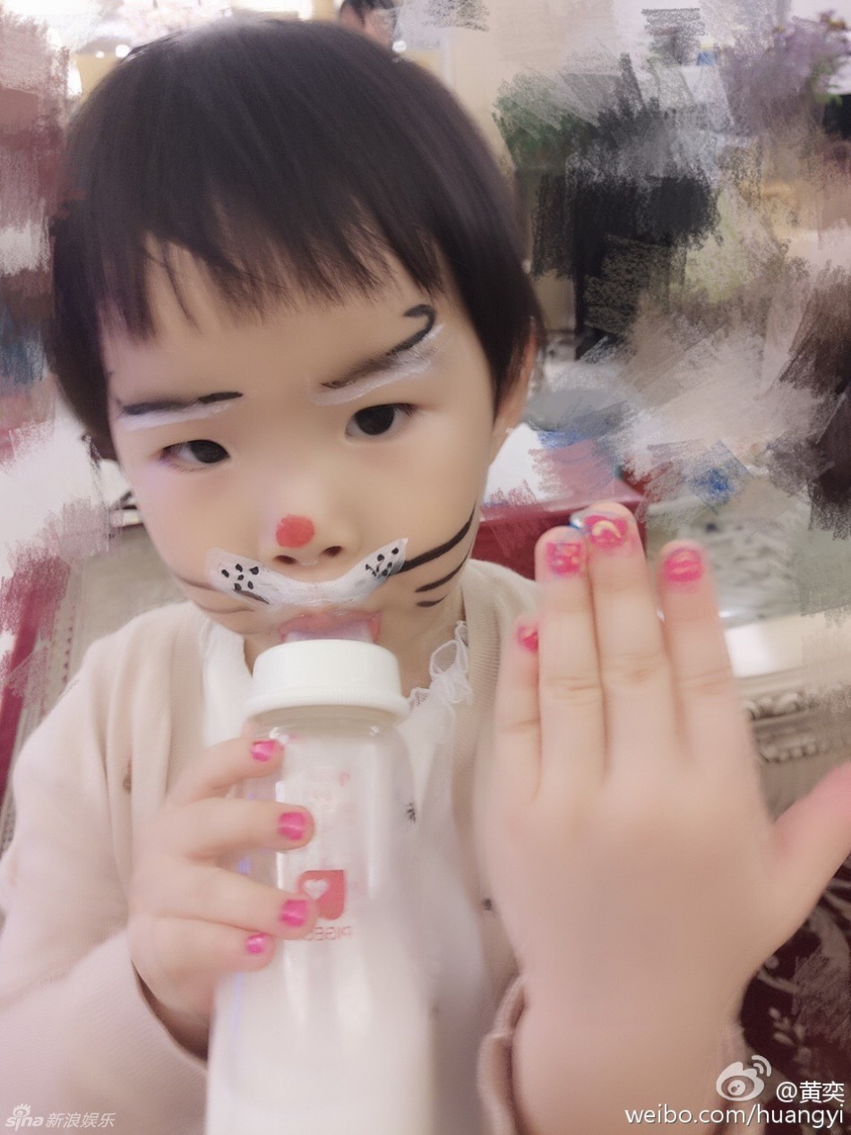5月1日，黄奕晒出和女儿过劳动节的温馨照。黄奕为女儿女儿画花脸小猫咪和涂指甲油，母女俩亲密倚靠超温馨。