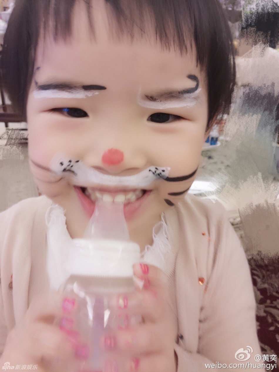 5月1日，黄奕晒出和女儿过劳动节的温馨照。黄奕为女儿女儿画花脸小猫咪和涂指甲油，母女俩亲密倚靠超温馨。