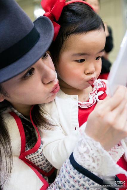 5月1日，黄奕晒出和女儿过劳动节的温馨照。黄奕为女儿女儿画花脸小猫咪和涂指甲油，母女俩亲密倚靠超温馨。