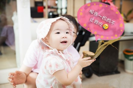 5月1日，黄奕晒出和女儿过劳动节的温馨照。黄奕为女儿女儿画花脸小猫咪和涂指甲油，母女俩亲密倚靠超温馨。