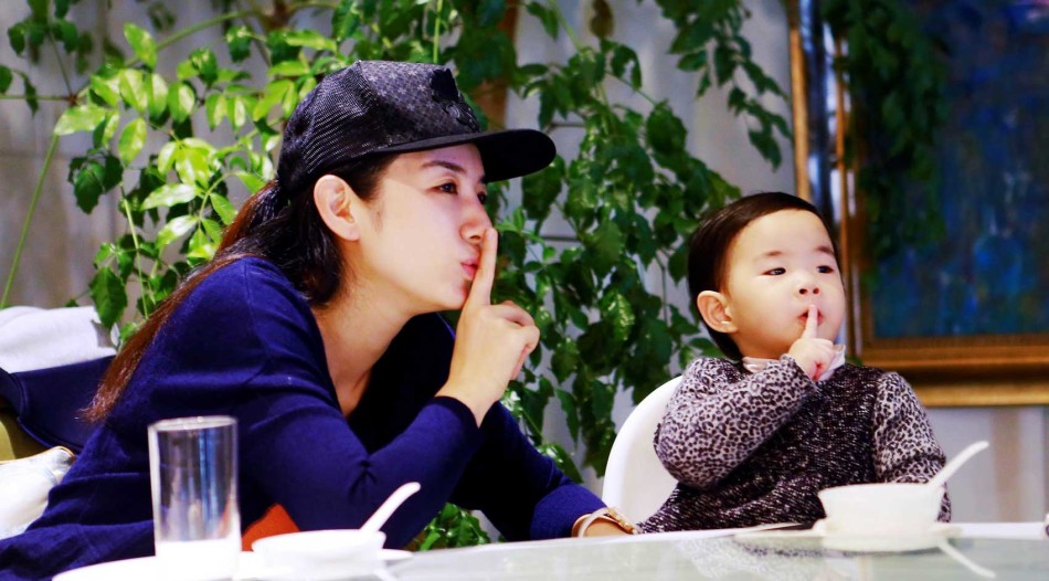 5月1日，黄奕晒出和女儿过劳动节的温馨照。黄奕为女儿女儿画花脸小猫咪和涂指甲油，母女俩亲密倚靠超温馨。