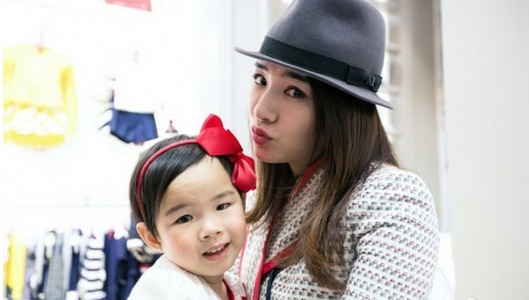 5月1日，黄奕晒出和女儿过劳动节的温馨照。黄奕为女儿女儿画花脸小猫咪和涂指甲油，母女俩亲密倚靠超温馨。