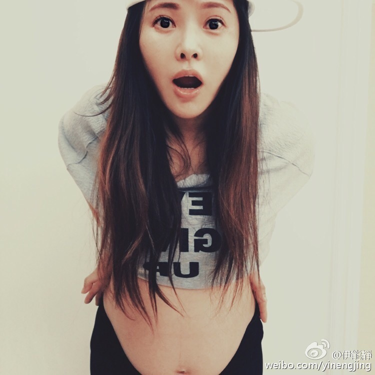 自从伊能静怀孕后,不停跟妈妈分享怀孕心得,今天又把自己美美的孕妇装自拍秀出来了,白蕾丝性感唯美。