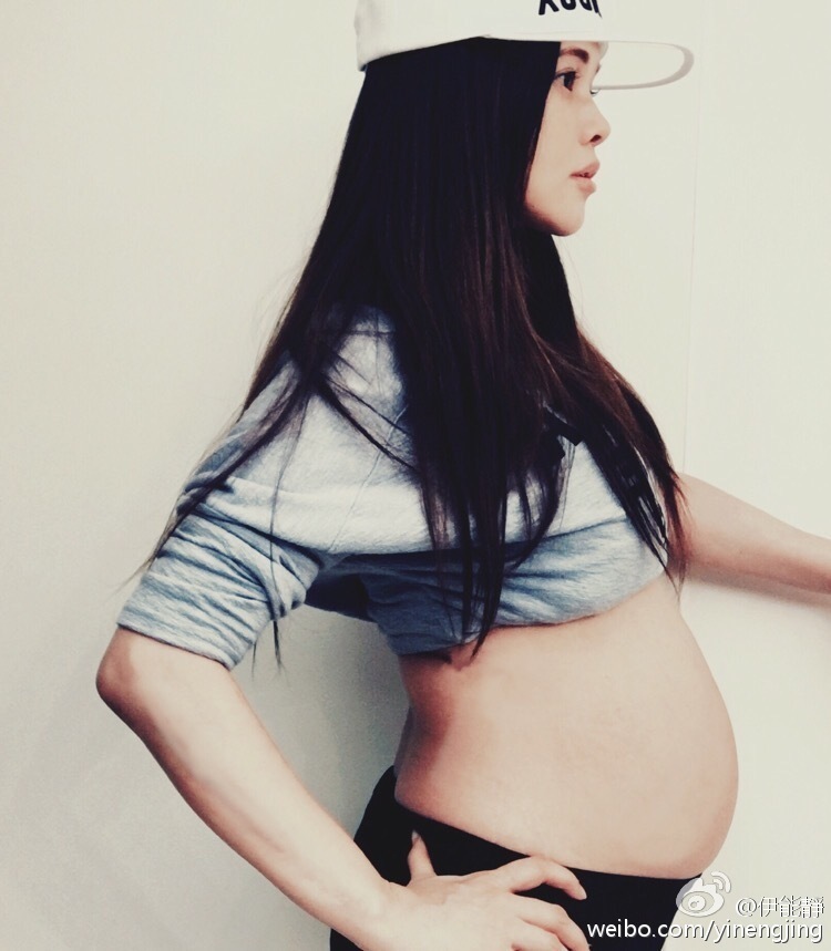 自从伊能静怀孕后,不停跟妈妈分享怀孕心得,今天又把自己美美的孕妇装自拍秀出来了,白蕾丝性感唯美。