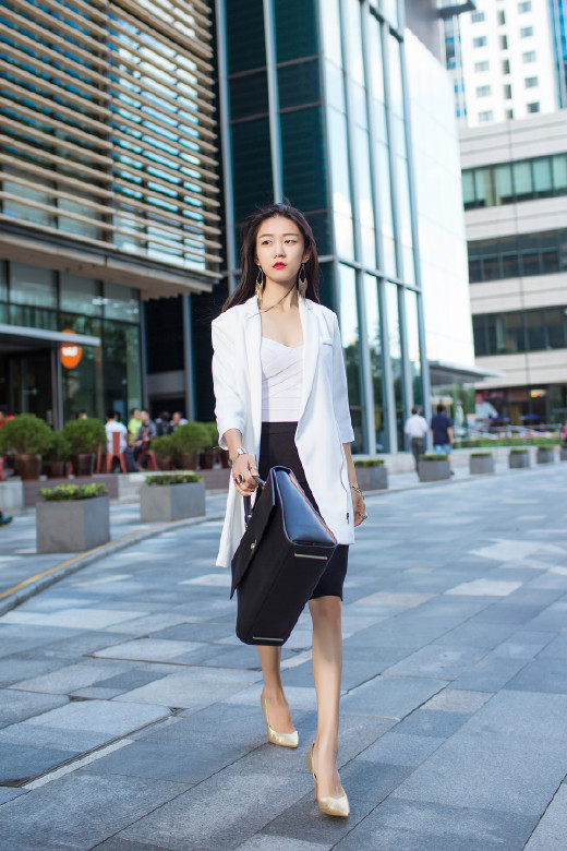 搭配推荐：1、DKNY 缎布边饰弹力羊毛绉纱塔士多西装式外套 2、Protagonist 条纹真丝斜纹布中长半身裙 3、Ashish 亮片装饰真丝乔其纱短款吊带背心 4、Mark Cross Grace 迷你搪瓷镀单肩包 5、Nicholas Kirkwood Beya 皮革尖头平底鞋