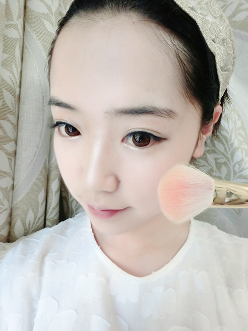 想要肤白貌美 画红唇妆就可以