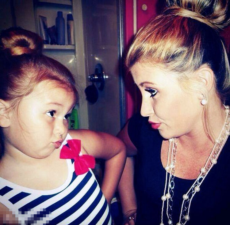 对每个人,母亲都是最特别的。母亲日常的言谈举止也会影响到孩子。我们找到了一组母女举止高度相似的照片,似乎在告诉我们:她们的心彼此相连。