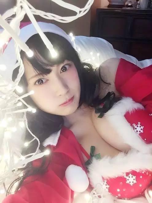 21岁美女coser出嫁52岁大爷 单身狗：我要死了