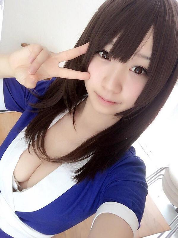 被誉为“日本最清纯胸器coser”的伊织萌(伊織もえ),在11区,伊织萌算是十分勤劳的COSER之一,因在漫展COS《DOA》系列胸器女主霞而成名。最近呢,她又晒出了三张试穿“黄金比基尼”的新照,福利满满,有网友表示:穿这么少还不害羞呢?接下来就让我们一起看看吧!