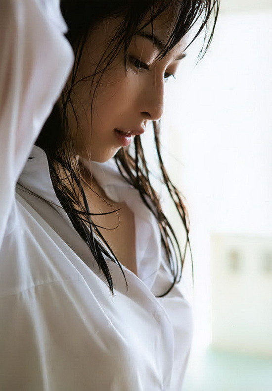 好身材穿上比基尼让人喷鼻血之外~里面甚至还有穿着制服挑下泳池的一幕,所以我说今天的内容很夏季果然没错吧!这种天气就是适合看湿透的妹子嘛