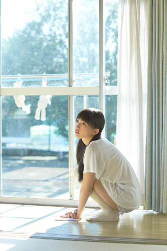 今天要为大家介绍的这位妹子是椎名光,椎名光曾是日本读者杂志的知名模特,浑身散发着清新的气息,还有非常有少女感的颜值和丰满的胸部,不管哪一点都非常吸引人啊。