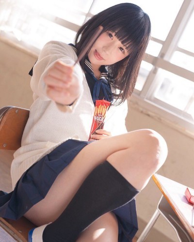 又到了为大家介绍妹子的时间了，今天要为大家安利的是一位来自日本的coser—　♀ニ子。モニ子喜欢漫画cos还有音乐，也是一位DJ。身材姣好的她还拍摄了很多福利美照，如果你是制服控的话千万不要错过哦，一起来欣赏一下吧。