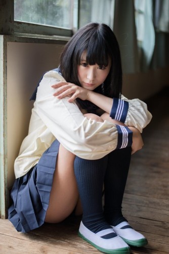 又到了为大家介绍妹子的时间了，今天要为大家安利的是一位来自日本的coser—　♀ニ子。モニ子喜欢漫画cos还有音乐，也是一位DJ。身材姣好的她还拍摄了很多福利美照，如果你是制服控的话千万不要错过哦，一起来欣赏一下吧。