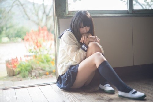 又到了为大家介绍妹子的时间了，今天要为大家安利的是一位来自日本的coser—　♀ニ子。モニ子喜欢漫画cos还有音乐，也是一位DJ。身材姣好的她还拍摄了很多福利美照，如果你是制服控的话千万不要错过哦，一起来欣赏一下吧。