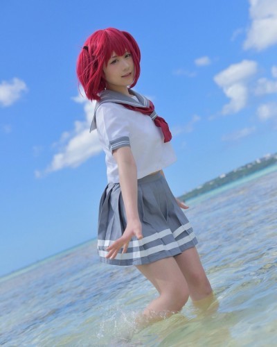 又到了为大家介绍妹子的时间了，今天要为大家安利的是一位来自日本的coser—　♀ニ子。モニ子喜欢漫画cos还有音乐，也是一位DJ。身材姣好的她还拍摄了很多福利美照，如果你是制服控的话千万不要错过哦，一起来欣赏一下吧。