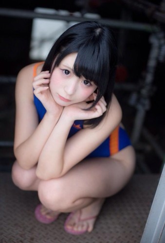 又到了为大家介绍妹子的时间了，今天要为大家安利的是一位来自日本的coser—　♀ニ子。モニ子喜欢漫画cos还有音乐，也是一位DJ。身材姣好的她还拍摄了很多福利美照，如果你是制服控的话千万不要错过哦，一起来欣赏一下吧。