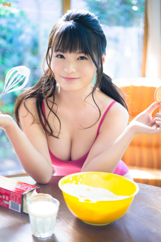 又到了为大家介绍妹子的时间了,今天要为大家介绍的是一个中日混血妹子星明美津纪。星明美津纪1996年出生于崎玉县,目前是日本新生代的写真女优兼演 员。星名美津纪是一位混血美女,母亲是中国人,父亲是日本人,还有一个正读小学的妹妹。她16岁的时候开始了作为写真明星的活动,凭借自己H杯“童言巨 乳”的魔鬼身材在日本网络上风头一时无二,最让人惊叹的是她居然还是个初中生。