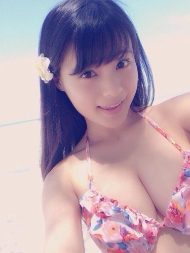 又到了为大家介绍妹子的时间了,今天要为大家介绍的是一个中日混血妹子星明美津纪。星明美津纪1996年出生于崎玉县,目前是日本新生代的写真女优兼演 员。星名美津纪是一位混血美女,母亲是中国人,父亲是日本人,还有一个正读小学的妹妹。她16岁的时候开始了作为写真明星的活动,凭借自己H杯“童言巨 乳”的魔鬼身材在日本网络上风头一时无二,最让人惊叹的是她居然还是个初中生。