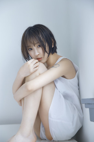 大家好,又到了为大家介绍妹子的时间了,今天要为大家介绍的是一位元气满满的游戏showgirl阿珉,阿珉在今年的ChinaJoy上也有很好的表现。 虽然妹子是日系风格的清新少女,但是也能看出阿珉有着衣服好身材哦。除此之外,阿珉还是一个LOL老玩家,从S3赛季就开始玩了,而且阿珉游戏非常认真, 还会在团战结束时分析为什么会失误,最喜欢的职业是奶妈类。