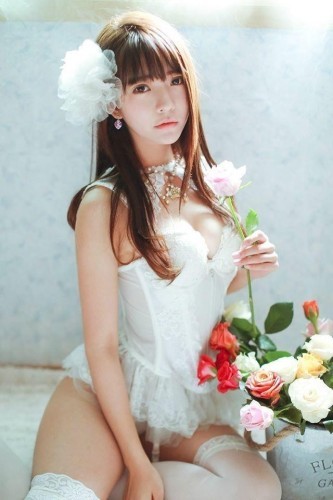 又到了为大家介绍妹子的时间了!今天要给大家分享的是“韩国第一美少女”Yurisa的新照。Yurisa凭借既爱高达又爱游戏,本身还非常萌萌哒的属 性,成为了不少宅男心中的女神。最近她晒出一组精美的写真,在草原上Yurisa的笑容简直迷死人。下面就一起来欣赏一下吧。