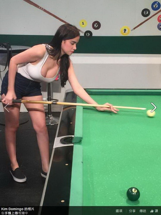 今天分享的是来自菲律宾的一位美女,她的名字叫Kim Domingo,是当地的一位女艺人,最近国外网路上开始有不少网友分享她的美图,基本上经监定过之后的确是有惊为天人的乳量,所以今天这篇的内容相信非常适合胸奴欣赏喔。