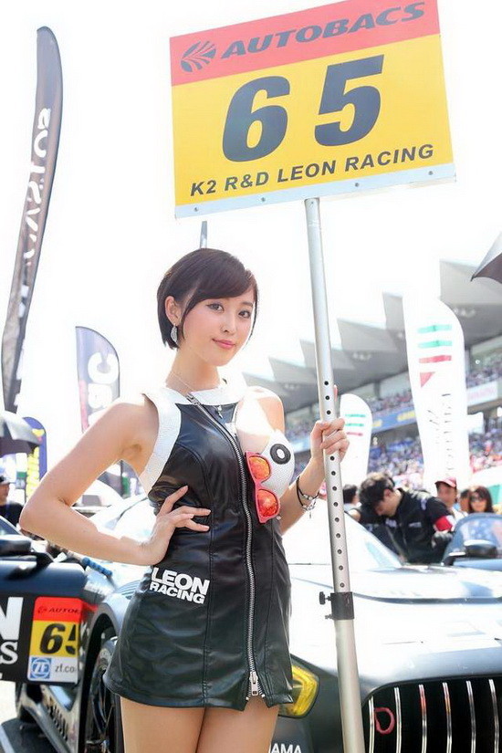 今天要来跟大家分享的女主角是来自日本的忍野さら,最近她在日本相当的不错红有话题性,不但是现役的性感赛车女郎之外~最近更在不少综艺或节目中登场,像是我们过去曾聊过的《全力坂》,也都请到她来全力坂G奶震荡跑一下给大家看喔