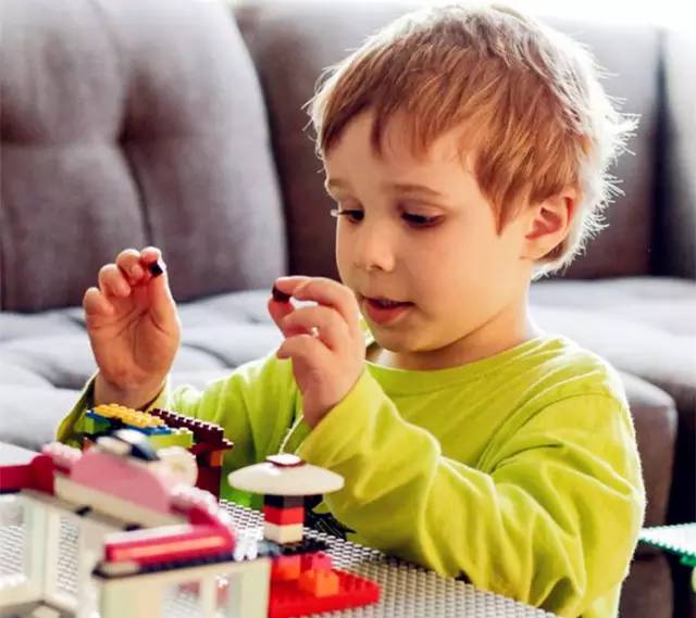 当爹妈这样做时，孩子的专注力被破坏