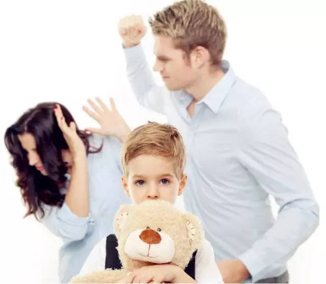 当爹妈这样做时，孩子的专注力被破坏