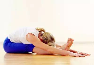 有效缓解经期不适的7个体式，痛经的MM一定要看