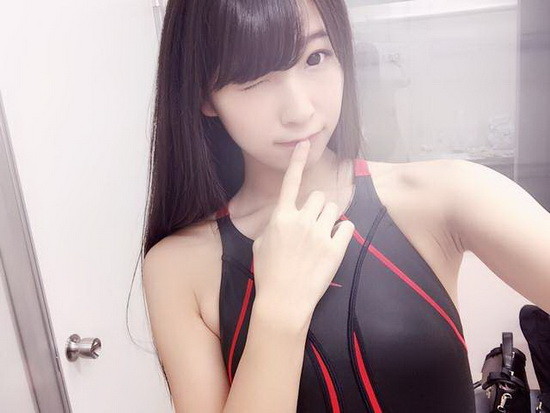 川崎绫今年5月份跟着摄影组前进冲绳拍摄了写真DVD「川崎あや ふわあや」,随着发售日登场不但买气不错之外~出席发表会时也非常专业的换上泳装一展好身材