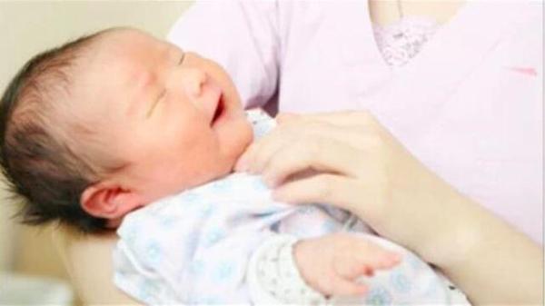 都说生孩子难,上厕所就能把宝宝生出来,怎么说