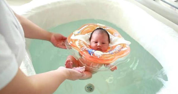 月子中心示范：新生儿游泳的6个步骤和3大注意事项
