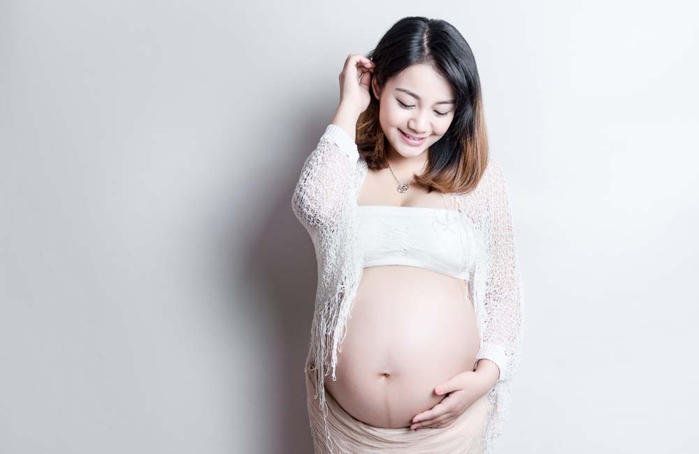 孕妇唯美居家写真艺术照